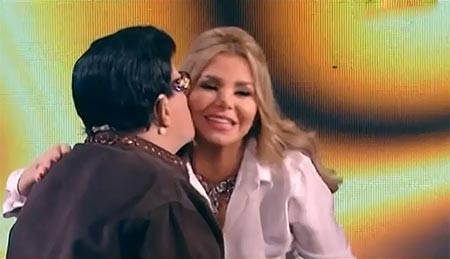 بالفيديو.. سمير غانم يمنح رزان مغربي «بوسة العيد» على الهواء