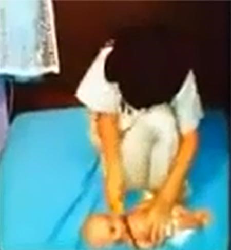 بالفيديو.. طفلة منتقبة تذبح دميتها وتقطع رأسها مبايعةً لـ"داعش"