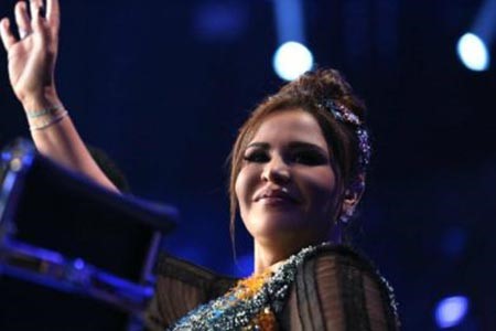 بالصور.. إبن أحلام يُدافع عنها بشراسة