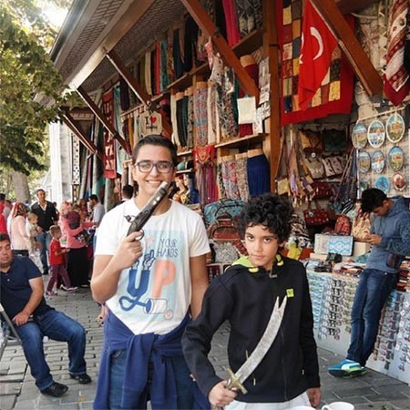 بالصور.. إبن أحلام يُدافع عنها بشراسة