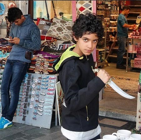 بالصور.. إبن أحلام يُدافع عنها بشراسة
