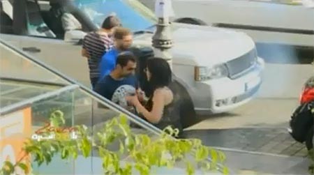 بالفيديو.. لبنانية تضرب زوجها في شارع الحمراء في بيروت