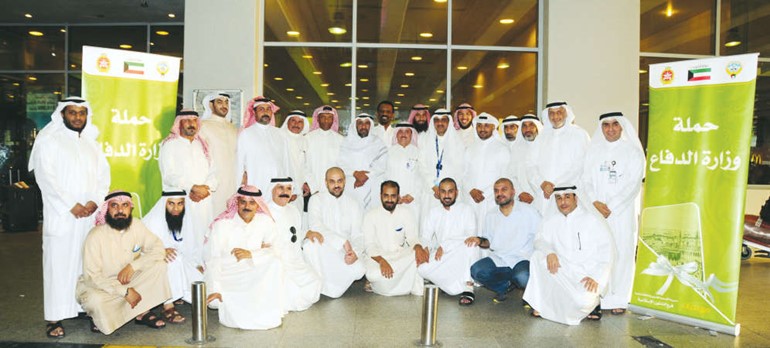عدد من المشاركين في بعثة حجاج وزارة الدفاع في مطار الكويت عقب عودتهم