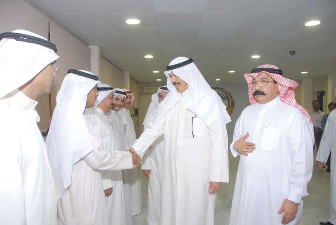 الشيخ محمد الخالد مصافحا مستقبليه في المباحث الجنائية بحضور اللواء محمود الطباخ﻿