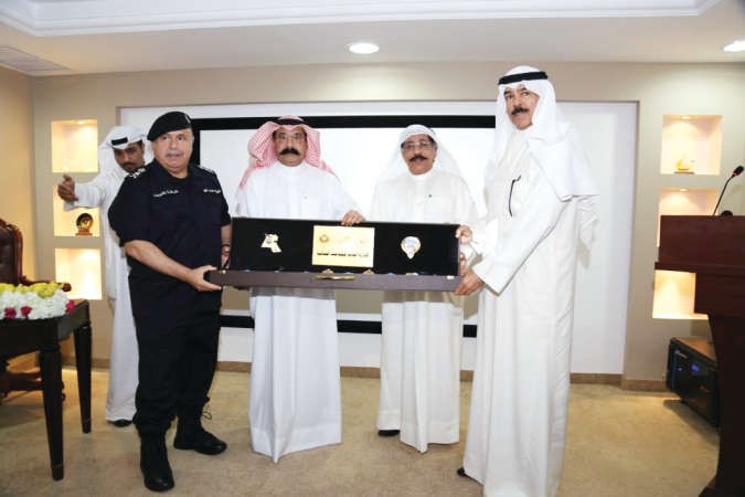 درع تذكارية للخالد من اللواءين عبدالحميد العوضي ومحمود الطباخ بحضور الفريق سليمان الفهد ﻿