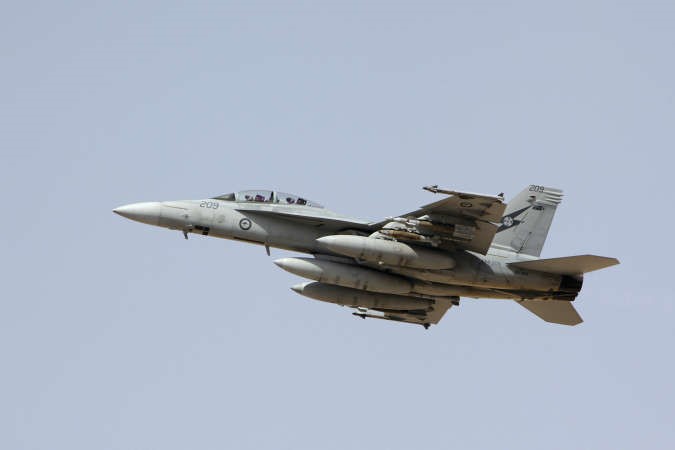 طائرة من سلاح الجوي الملكي الاسترالي F A-18F سوبر هورنيت محملة بالذخائر المتفجرة في اول مهمة قتالية في العراق افپ﻿