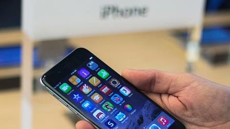 بالفيديو.. مشكلة طريفة تضاف إلى رصيد مشاكل "آيفون 6"