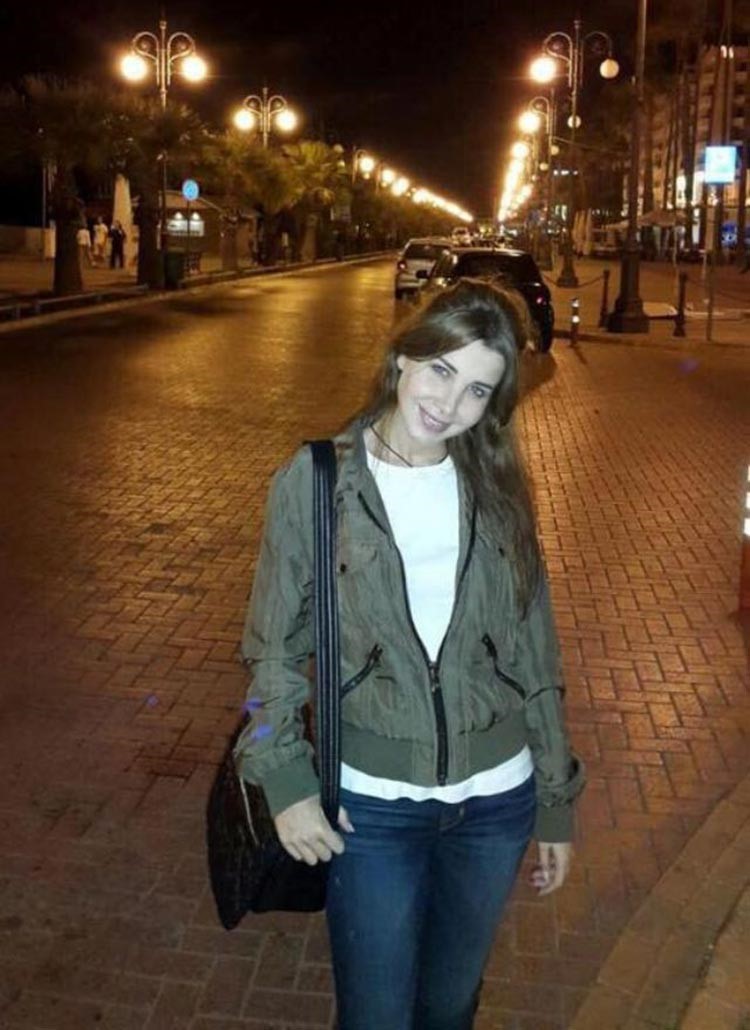 صورة: نانسي عجرم في شوارع قبرص دون مكياج