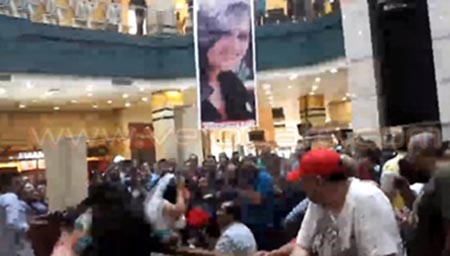 بالفيديو.. شاب مصري يطلب الزواج من حبيبته بـ «طريقة غريبة» داخل "مول نايل سيتي"