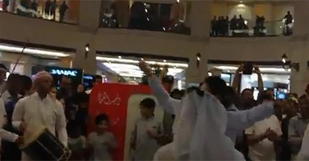بالفيديو.. فرقة شعبية إماراتية تطرد وافداً دخل يرقص بينهم في "مول الإمارات"