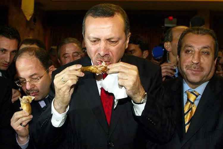 

الرئيس التركي رجب طيب اردوغان يتناول الدجاج