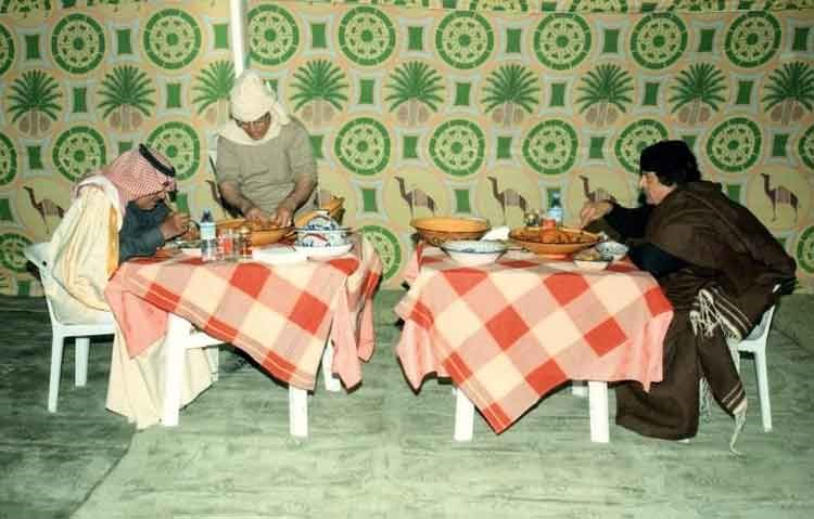 صورة الرئيس الليبي الراحل معمر القذافي يتناول الطعام مع الامير نايف بن عبد العزيز