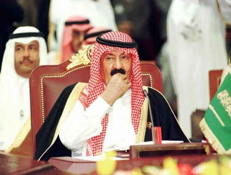 الملك عبد الله ملك السعودية اثناء قمة الخليج السابعة عشر يتناول التمر