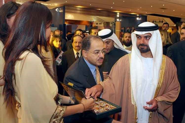 الشيخ حامد بن زايد رئيس ديوان ولي عهد ابوظبي وعضو المجلس التنفيذي يتناول التمر