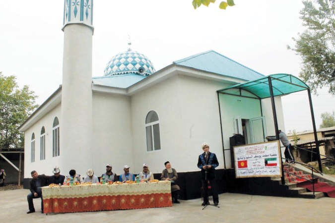 العون مع اعضاء الجمعية امام احد المساجد في قيرغيزستان ﻿