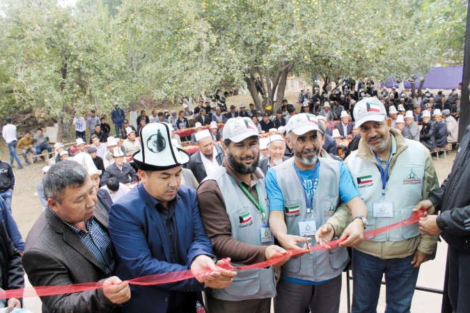 دنبيل العون واعضاء الجمعية خلال افتتاح احد المشاريع الخيرية ﻿