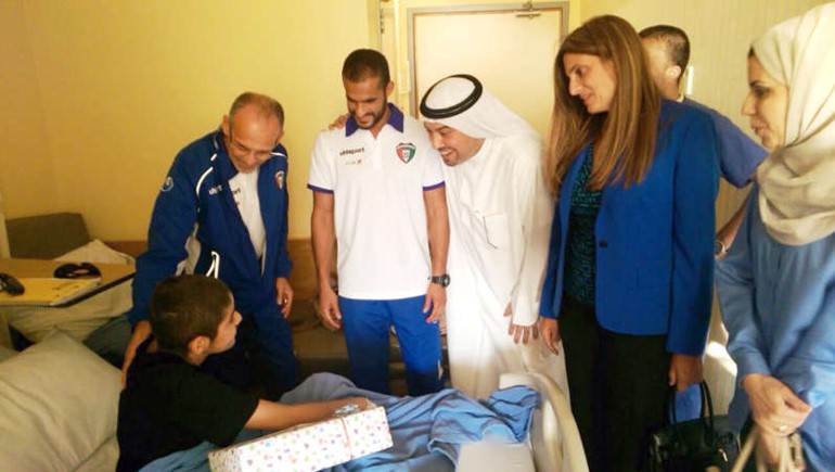 الشيخ طلال الفهد ومدرب الازرق فييرا والمطوع في حديث مع احد الاطفال