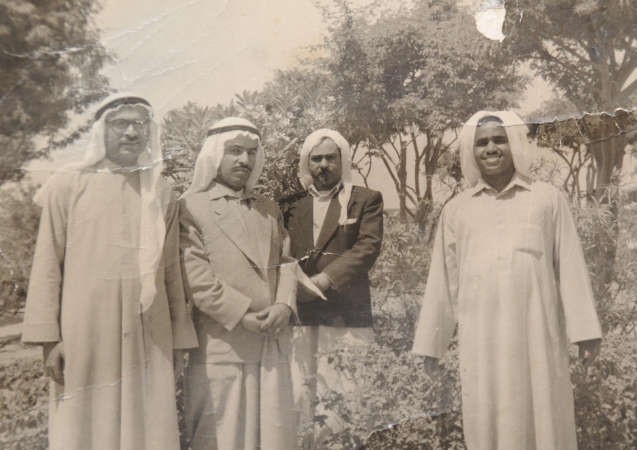 سليمان الخلفان مع مجموعة من اصدقائة في احدى مزارع الكويت ﻿