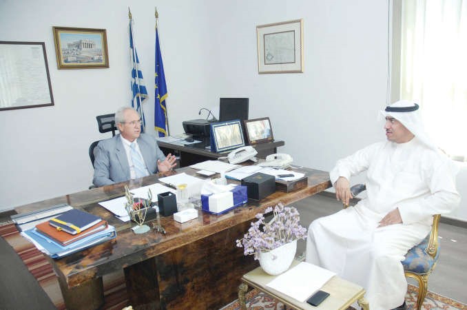 السفير اليوناني د ثيودوروس ثيودورو متحدثا الى الزميل محمد هلال الخالدي	 هاني عبدالله﻿