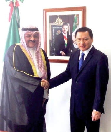  ميغيل انخيل تشونغ مع السفير سميح جوهر حيات 