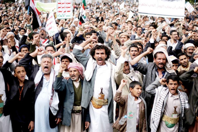 الحوثيون اثناء مظاهرة بالقرب من موقع تفجير انتحاري في صنعاء امس افپ