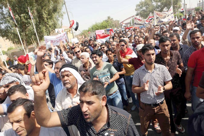 سكان البصرة خلال تظاهرة امام مقر المحافظة يطالبون بانشاء مقاطعة خاصة بهم امس افپ