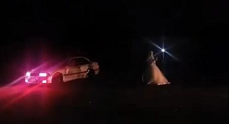 بالفيديو.. مقحص يُغامر بحياته وحياة عروسه المنتقبة يوم زفافه