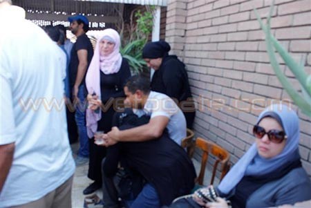 بالفيديو والصور.. بكاء هيستيري للممثلة رجاء حسين في تشييع جثمان ابنها