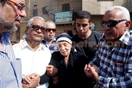 بالفيديو والصور.. بكاء هيستيري للممثلة رجاء حسين في تشييع جثمان ابنها
