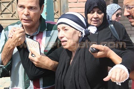 بالفيديو والصور.. بكاء هيستيري للممثلة رجاء حسين في تشييع جثمان ابنها