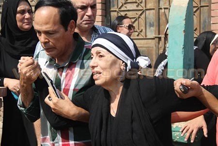 بالفيديو والصور.. بكاء هيستيري للممثلة رجاء حسين في تشييع جثمان ابنها