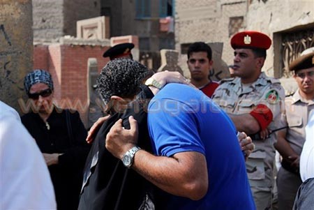 بالفيديو والصور.. بكاء هيستيري للممثلة رجاء حسين في تشييع جثمان ابنها