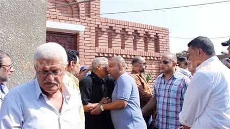 بالفيديو والصور.. بكاء هيستيري للممثلة رجاء حسين في تشييع جثمان ابنها
