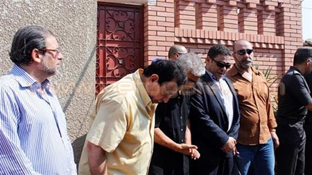 بالفيديو والصور.. بكاء هيستيري للممثلة رجاء حسين في تشييع جثمان ابنها