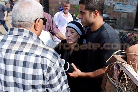 بالفيديو والصور.. بكاء هيستيري للممثلة رجاء حسين في تشييع جثمان ابنها