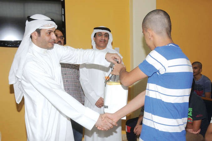 الزميل ذعار الرشيدي يقدم هدية لاحد النزلاء﻿