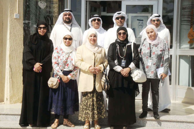 د فاطمة الملا ومراقب الادارة ورؤساء الدور مع وفد الانباء﻿