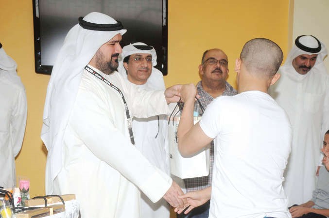 الزميل احمد مقبول يوزع الهدايا على نزلاء الرعاية فتيان﻿
