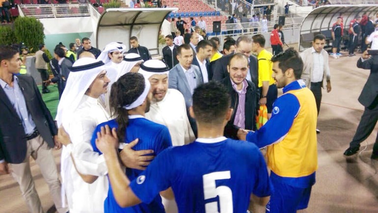الشيخ طلال الفهد يؤازر اللاعبين