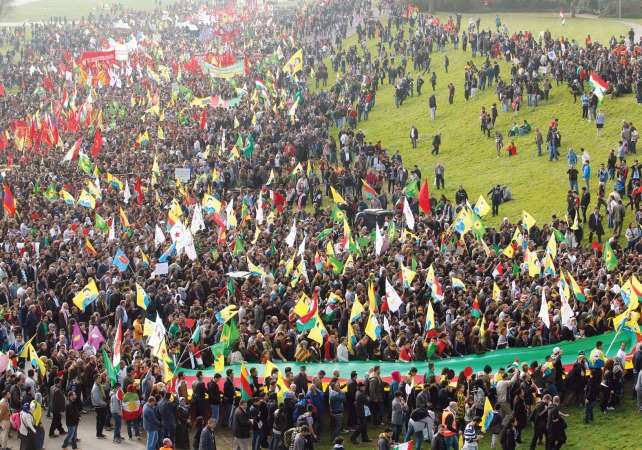 الاف الاكراد يتظاهرون في دوسلدروف احتجاجا على تقدم داعش في كوباني السورية افپ 