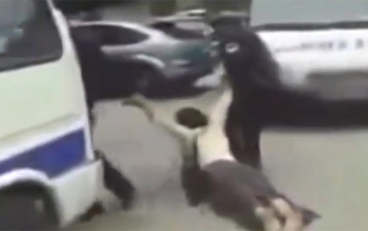 بالفيديو.. متظاهرة تركية مسحولة تهتف لاغاظة أردوغان: "سيسي.. سيسي"