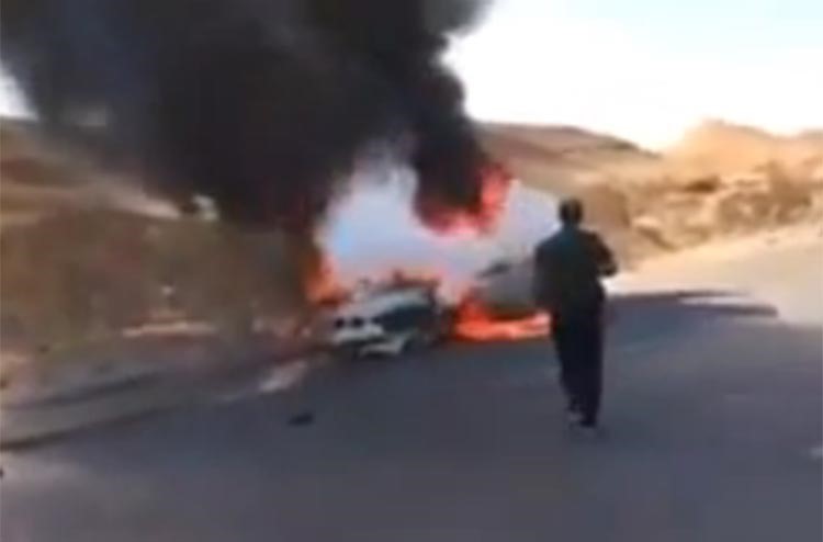 بالفيديو.. بعيدا عن التمثيل.. أحمد السقا يخمد حريق سيارة مشتعلة صادفته على الطريق الصحراوي