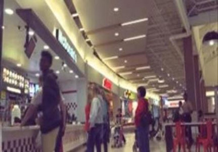 بالفيديو.. شاب يسرق "محفظة" رجل شرطة