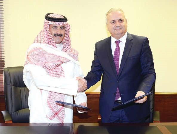 الشيخ مبارك الدعيج وجيزيم بدغوريكا خلال توقيع اتفاقية تعاون ثنائية ﻿