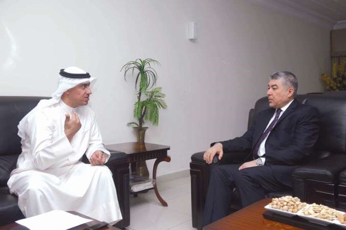 السفير الافغاني متحدثا الى الزميل محمد الخالدي هاني عبدالله 