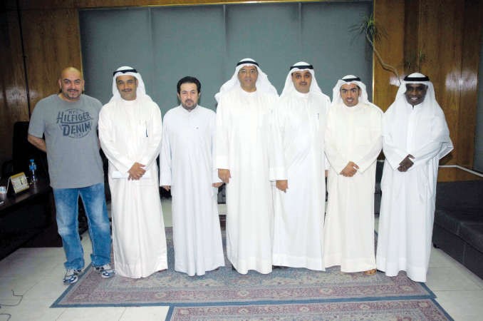 عدد من موظفي الموانئ خلال مشاركتهم في الاضراب الجزئي هاني عبدالله