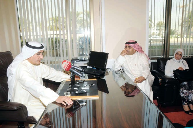  الابراهيم متحدثا الى الصحافيين وتبدو الزميلة دارين العلي﻿