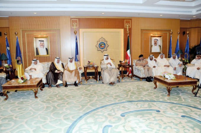 نائب رئيس مجلس الوزراء ووزير الداخلية ووزير الاوقاف والشؤون الاسلامية بالوكالة الشيخ محمد الخالد متوسطا محافظين ومهنئين﻿