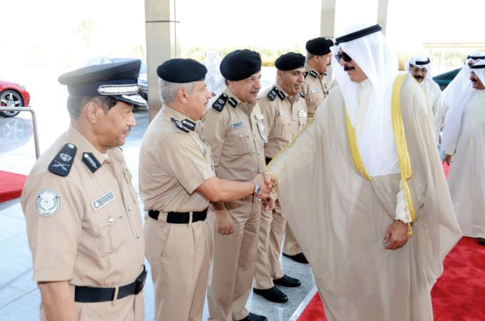 الشيخ محمد الخالد يصافح اللواء الشيخ مازن الجراح ويبدو اللواء جمال الصايغ واللواء طارق حمادة﻿