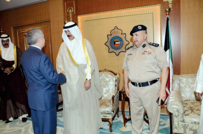 الخالد يصافح احد السفراء﻿